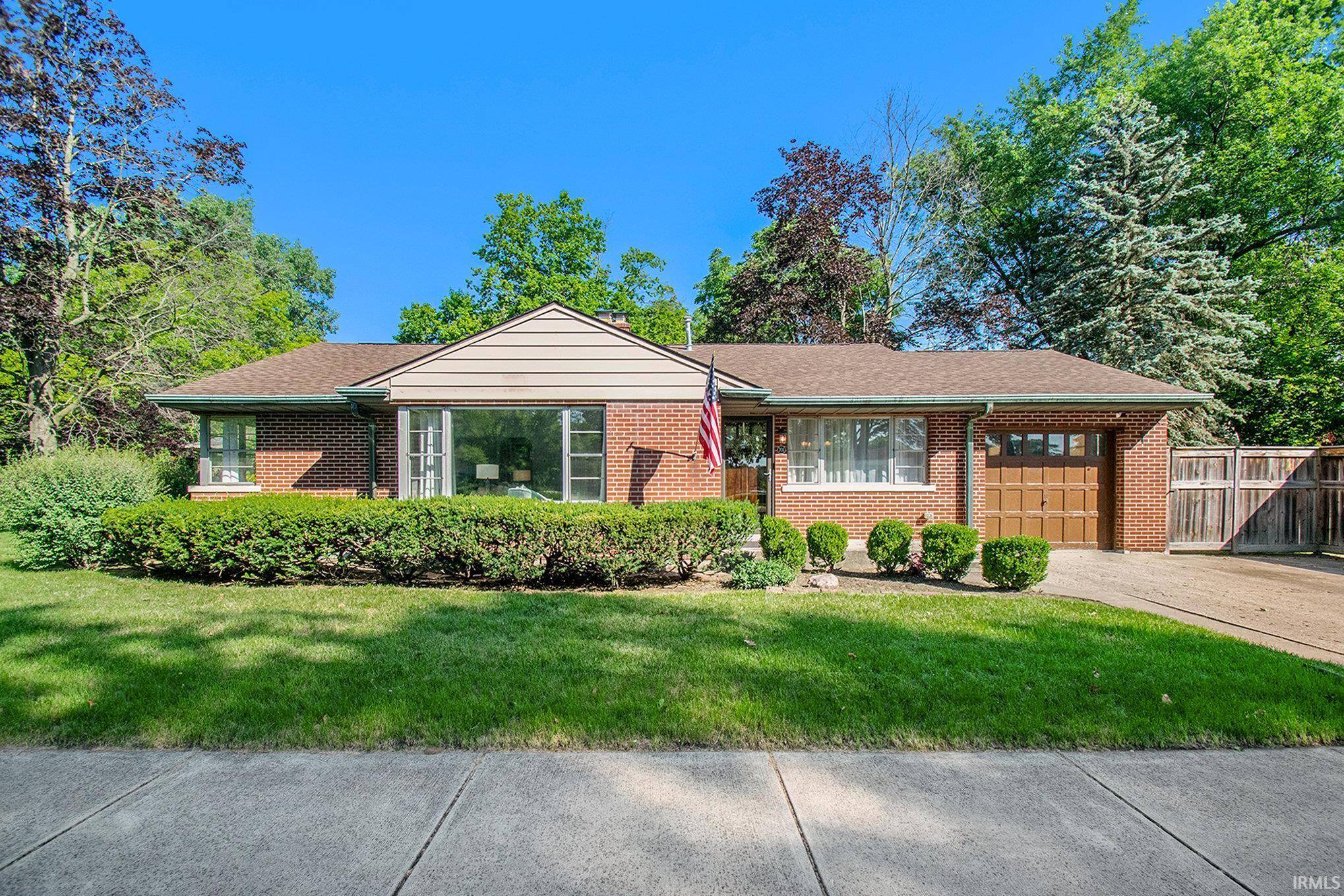 701 W North Shore Drive, South Bend, IN 46617-1017