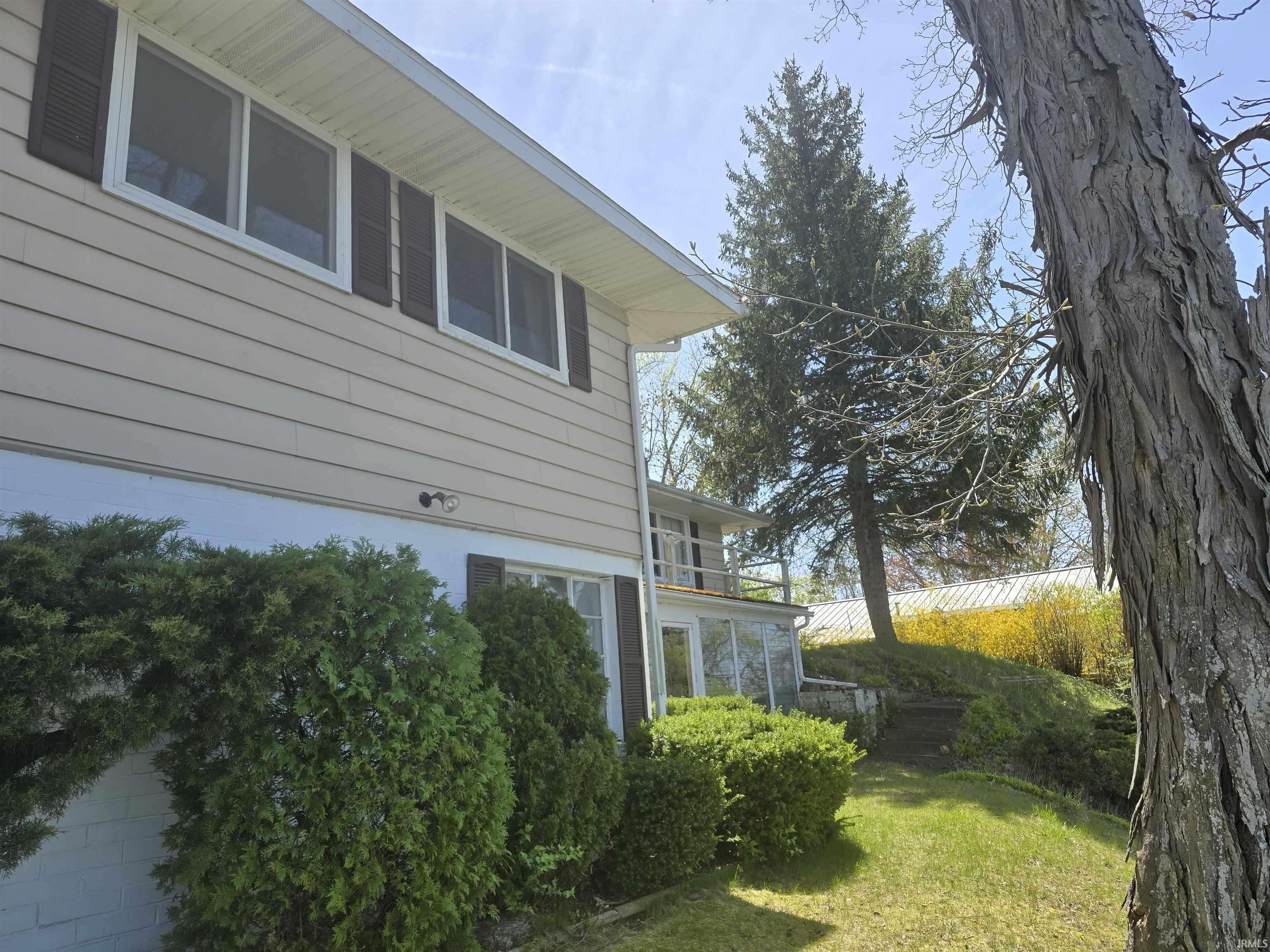 Howe, IN 46746,1895 W 570 N