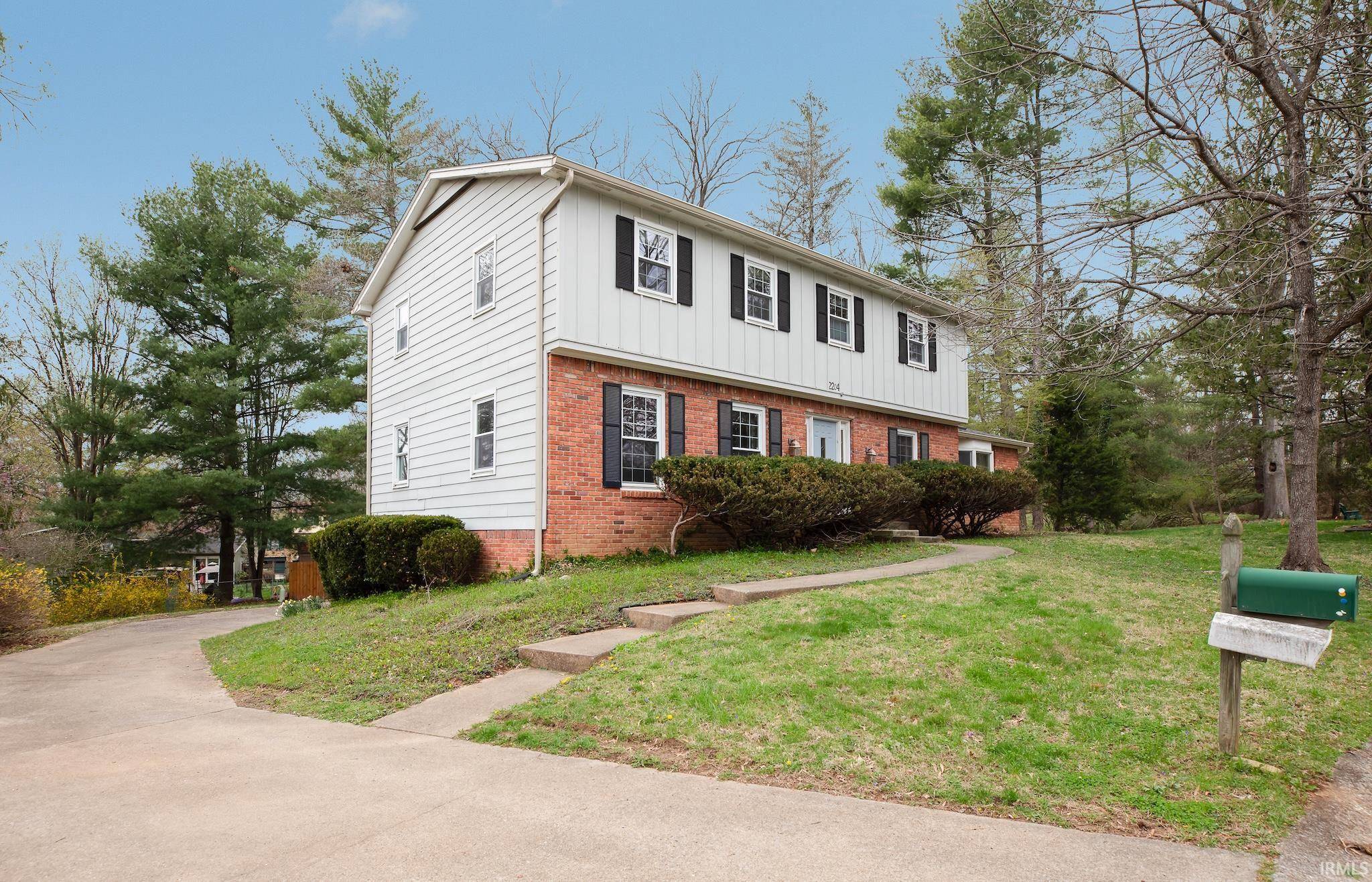 2204 S Belhaven Court, Bloomington, IN 47401