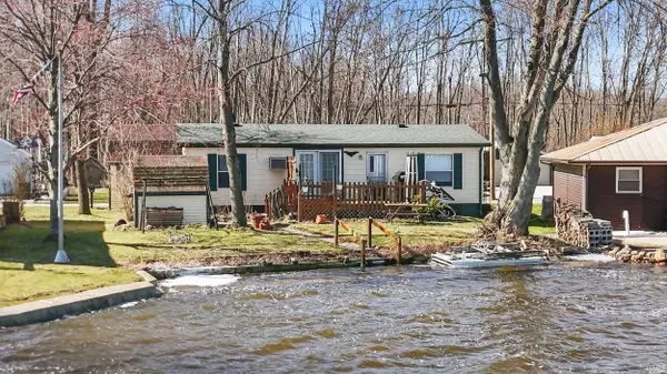 56 W Waldron Lake Drive, Wawaka, IN 46794