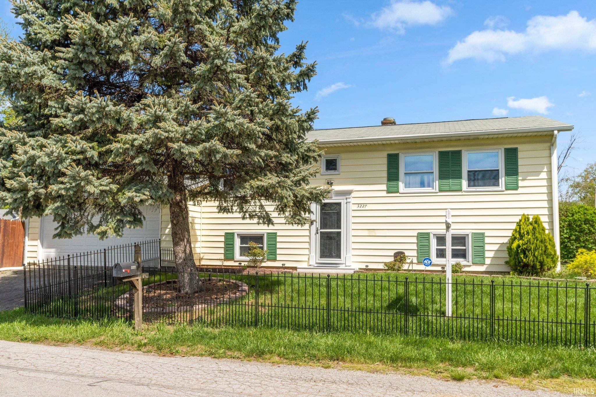 3227 Kenwood Avenue, Fort Wayne, IN 46805-2931