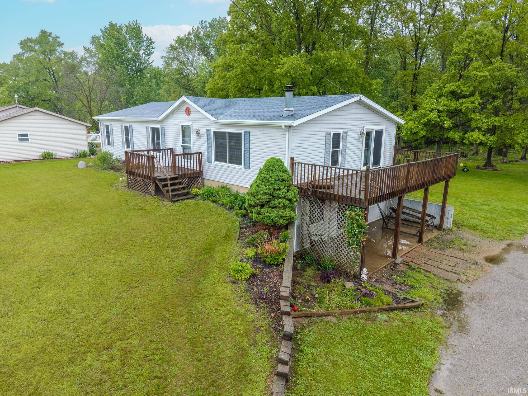 815 W w 575 s, Wolcottville, IN 46795