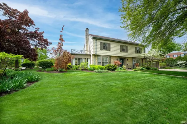 1327 E Wayne Street, South Bend, IN 46615-1037