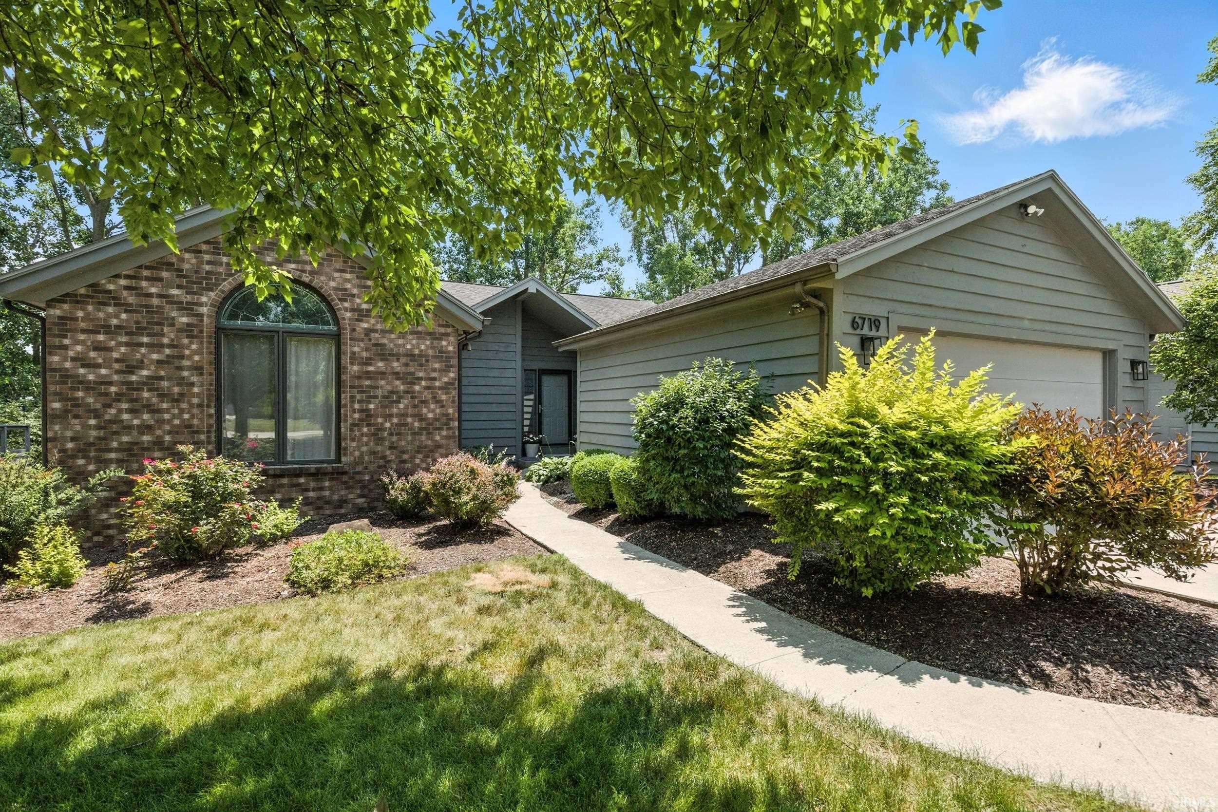6719 W Canal Pointe Lane, Fort Wayne, IN 46804-4771