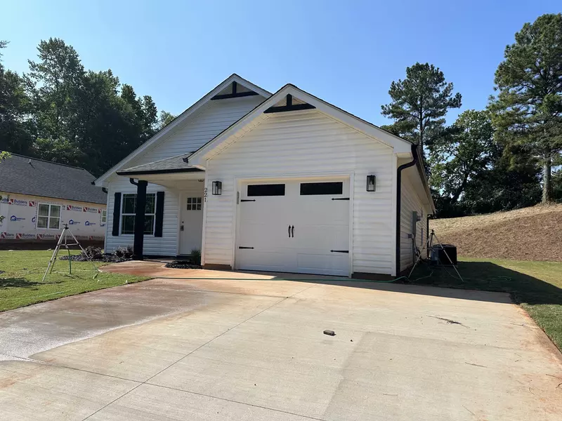 221 N LAUREL Avenue, Landrum, SC 29356