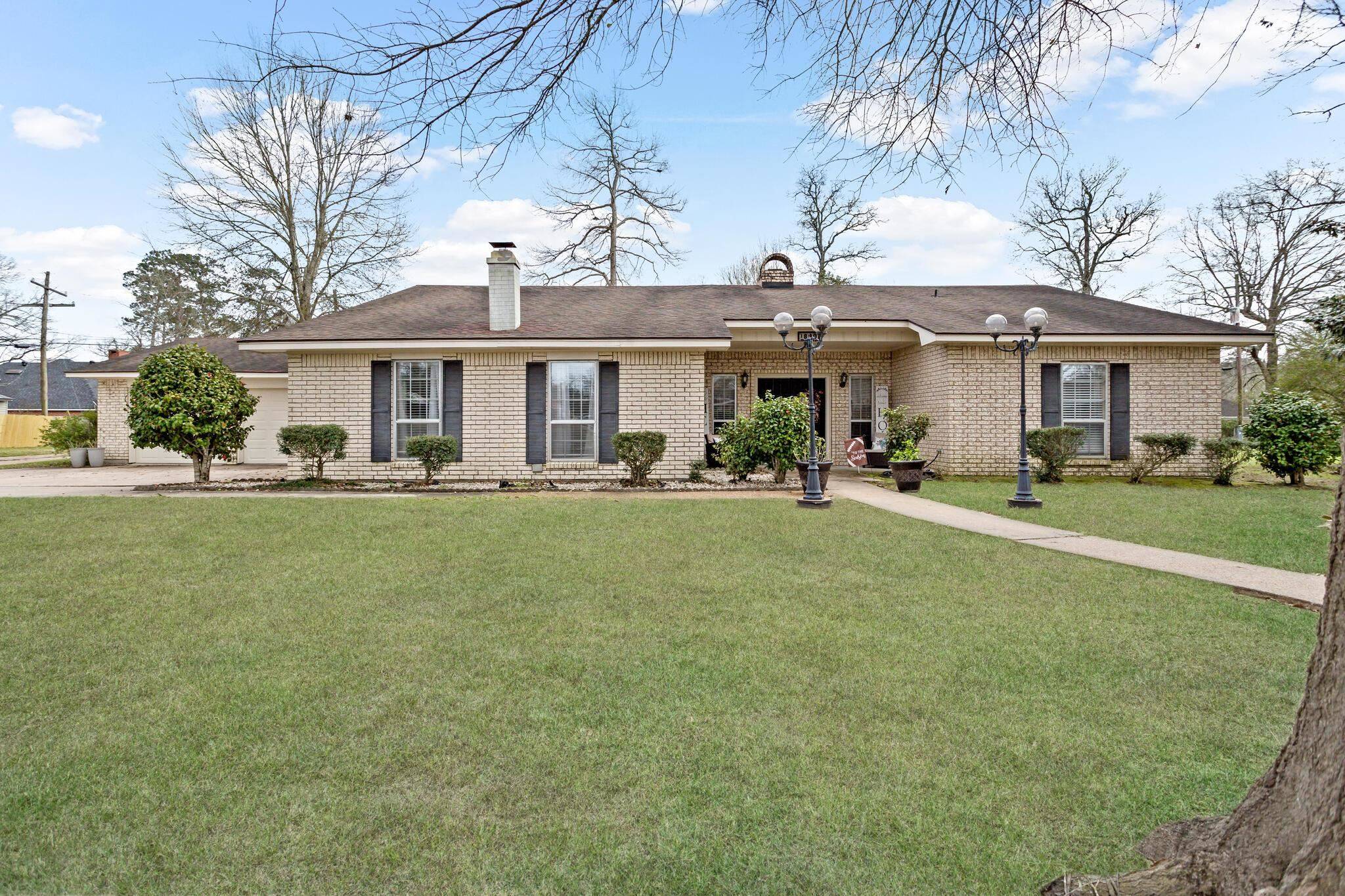 1890 Dublin Dr, Vidor, TX 77662