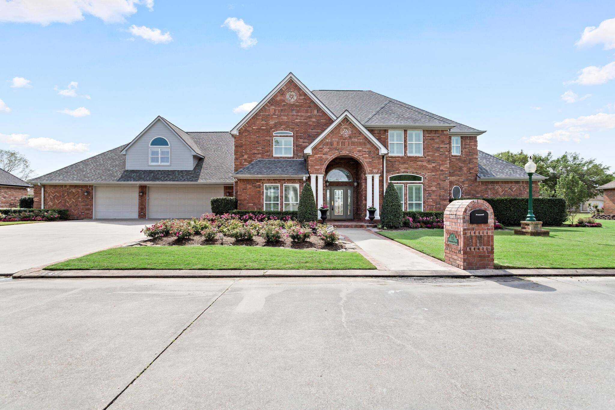 145 Greenhead Point, Orange, TX 77630
