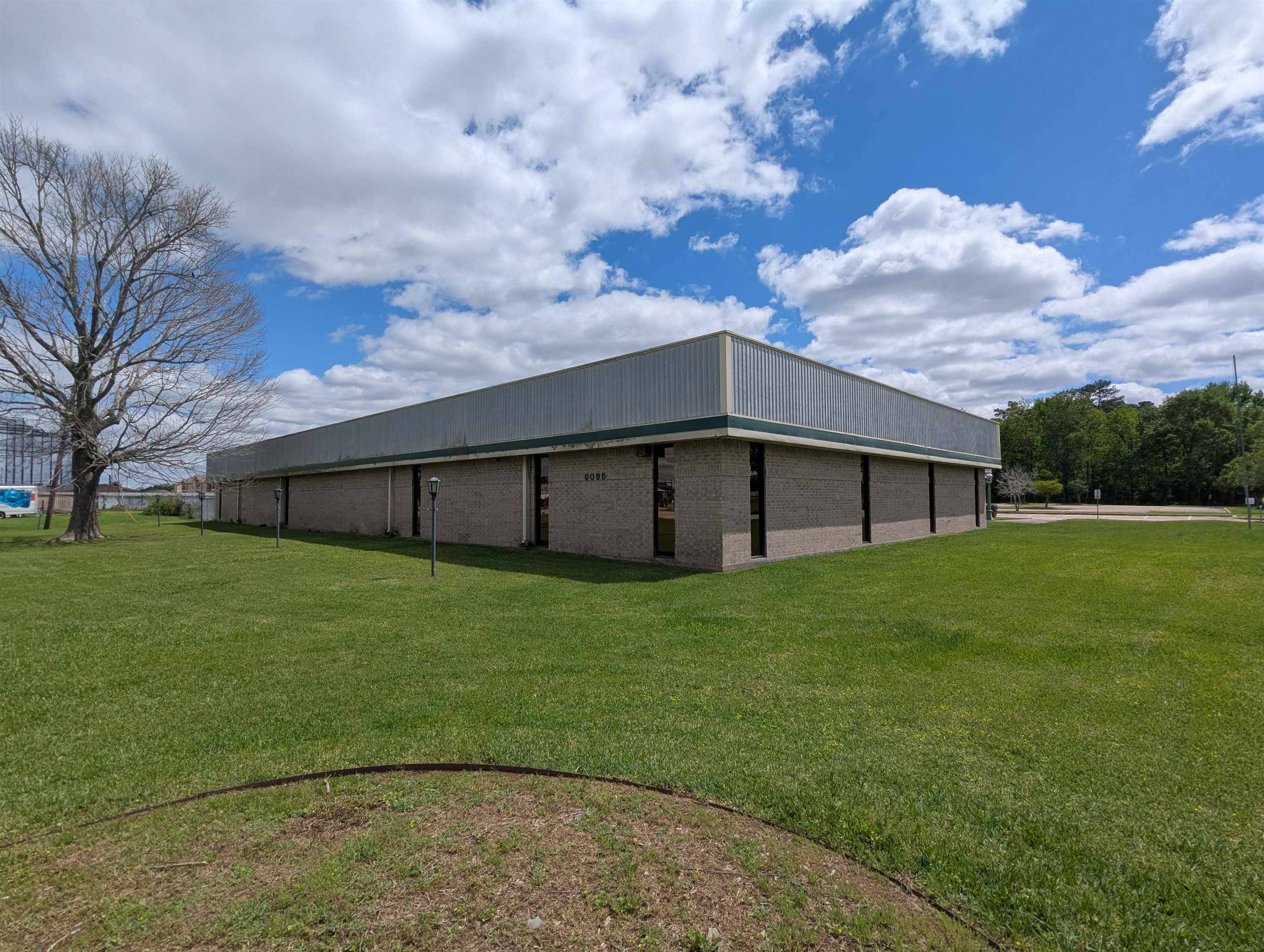 Beaumont, TX 77707,6095 College St