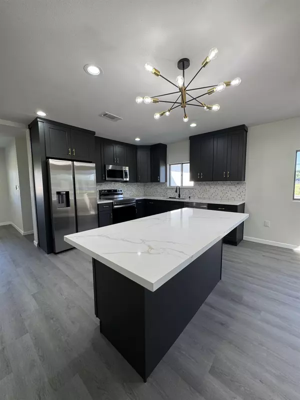 5201 Park Ave, Groves, TX 77619