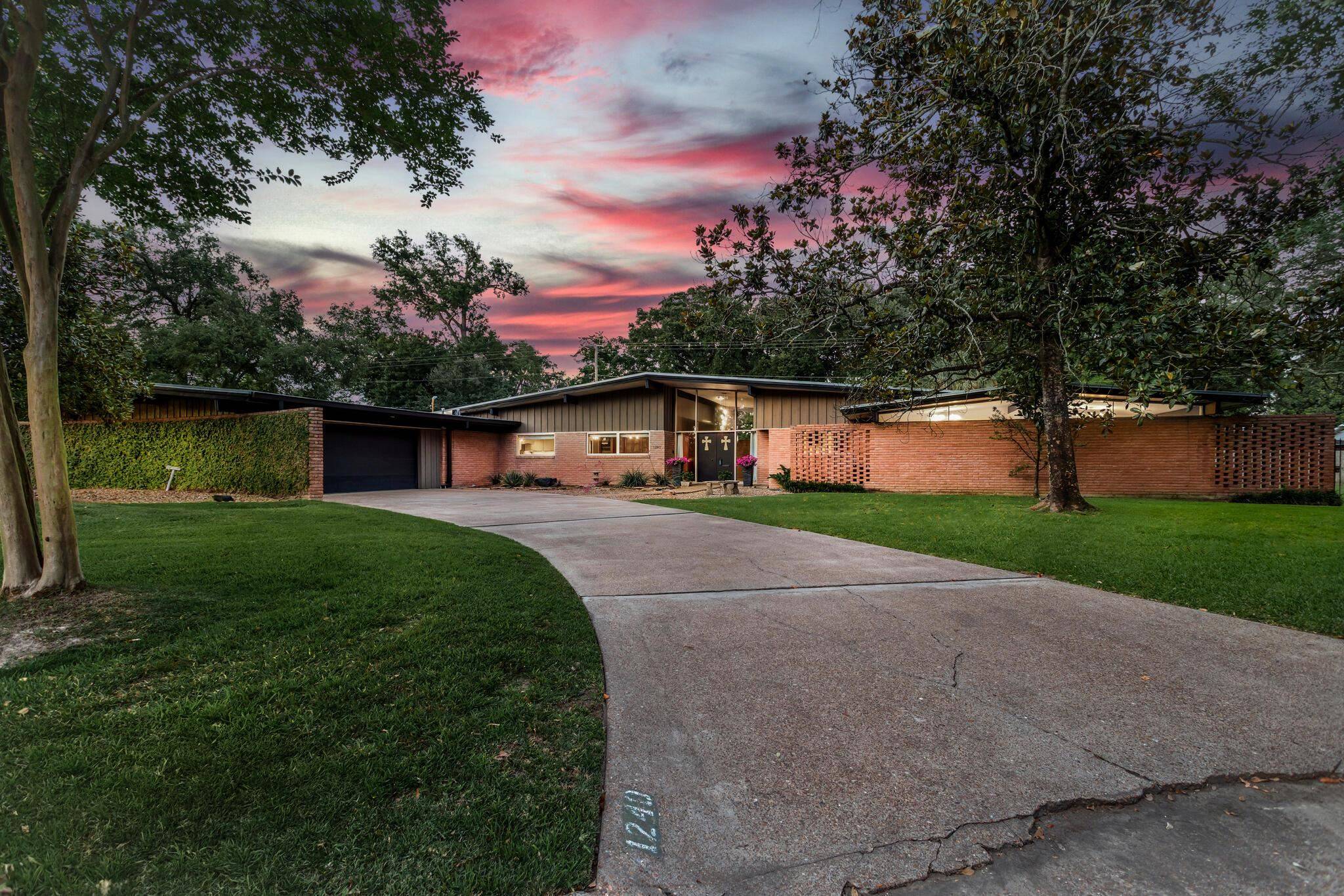 1240 Oakcrest Circle, Beaumont, TX 77706