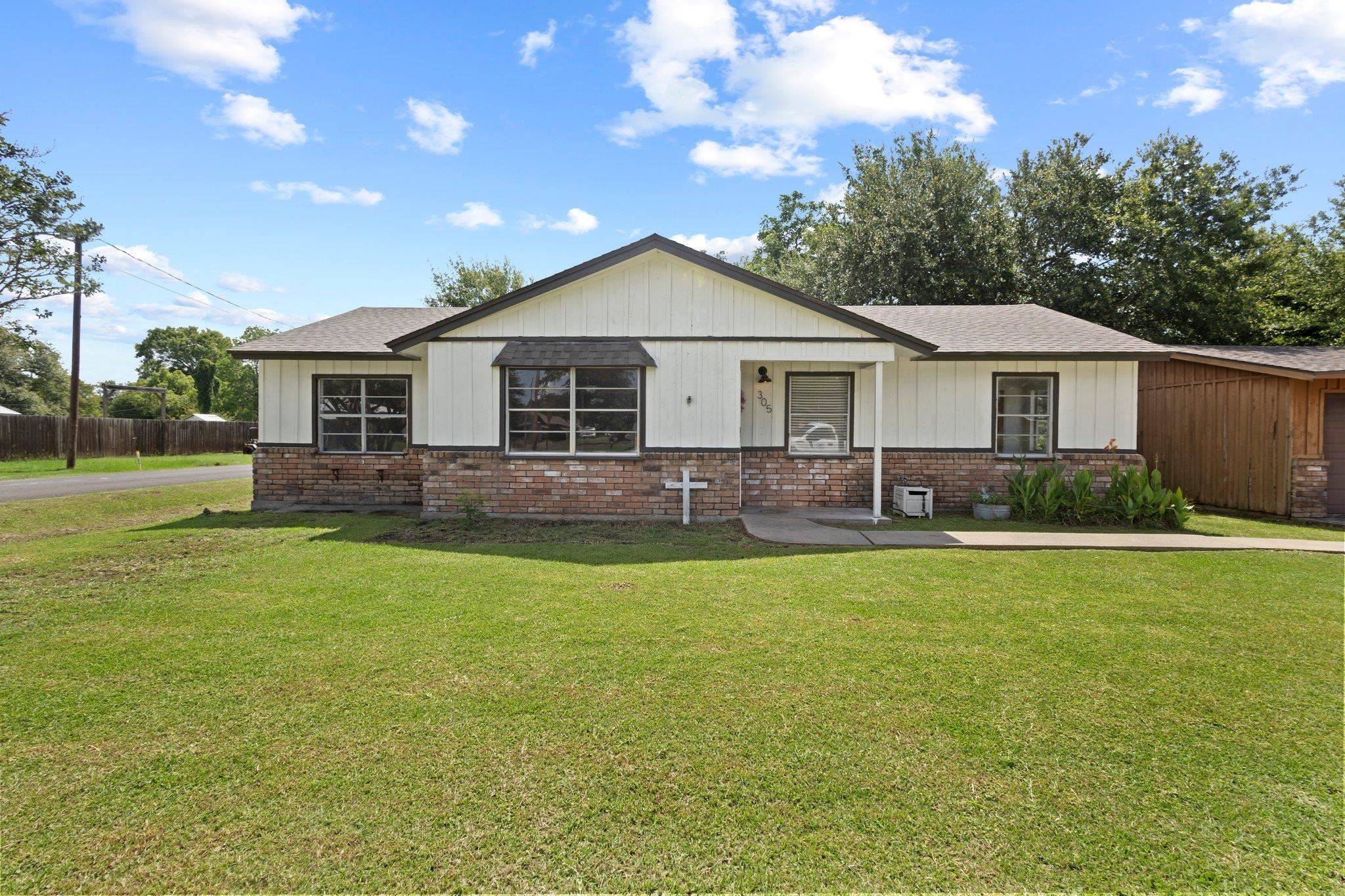 305 White Oak, Bridge City, TX 77611