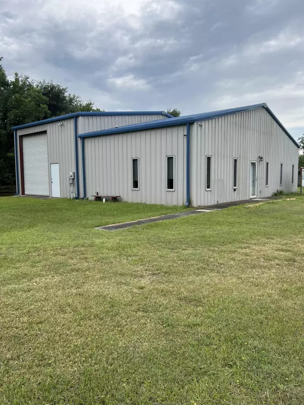 China, TX 77613,445 W Railroad