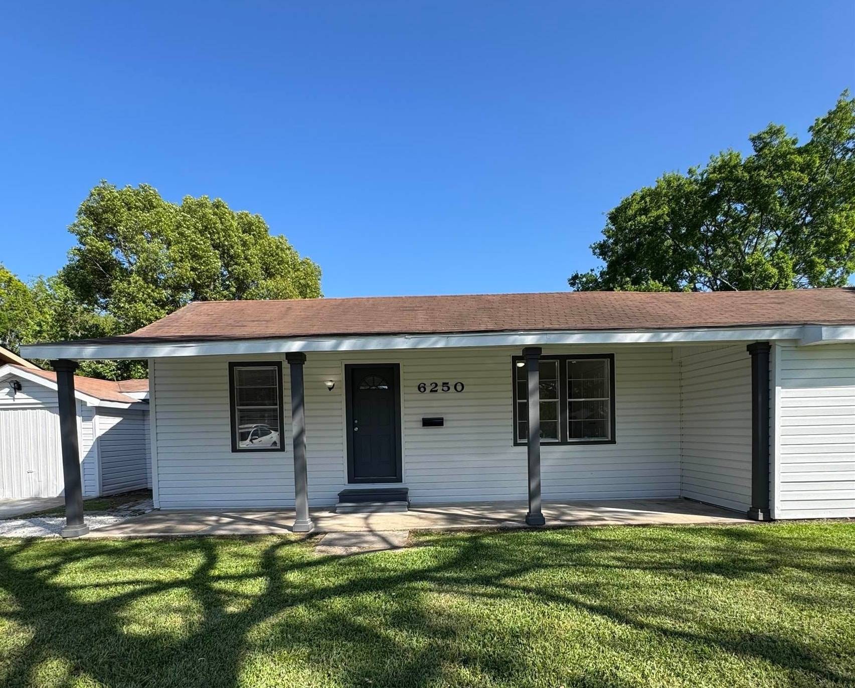 6250 Howe St, Groves, TX 77619