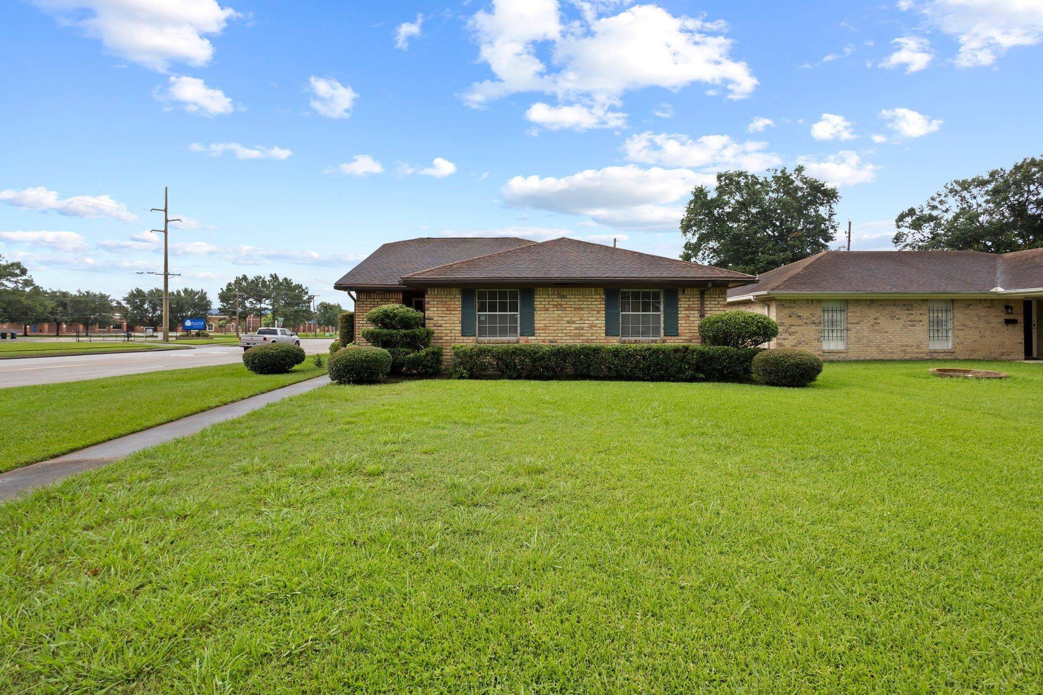 Beaumont, TX 77707,8425 Braeburn
