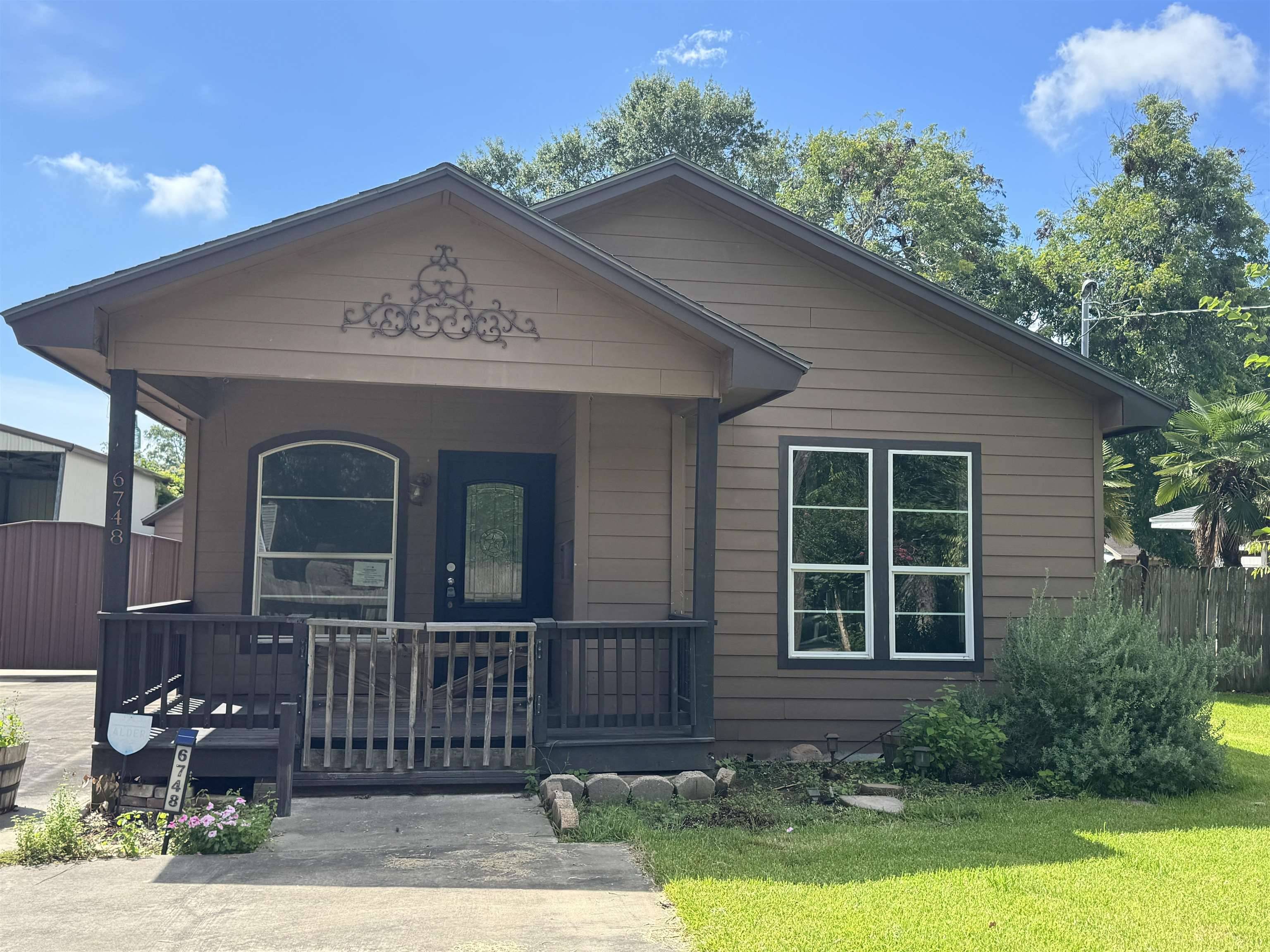 6748 Jefferson Blvd, Groves, TX 77619