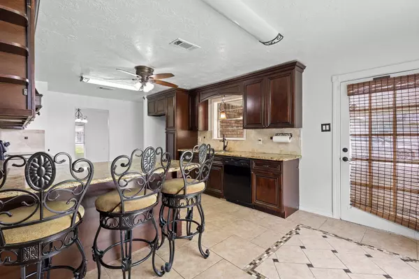 Groves, TX 77619,6281 25th St