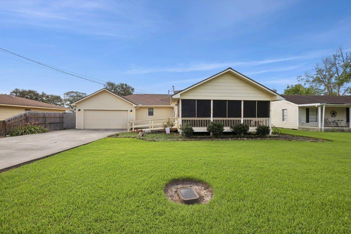 5724 Baird St., Groves, TX 77619