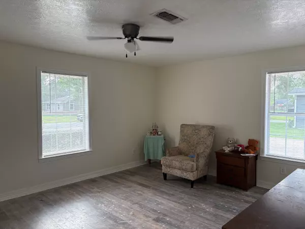 Vidor, TX 77662,145 Needles