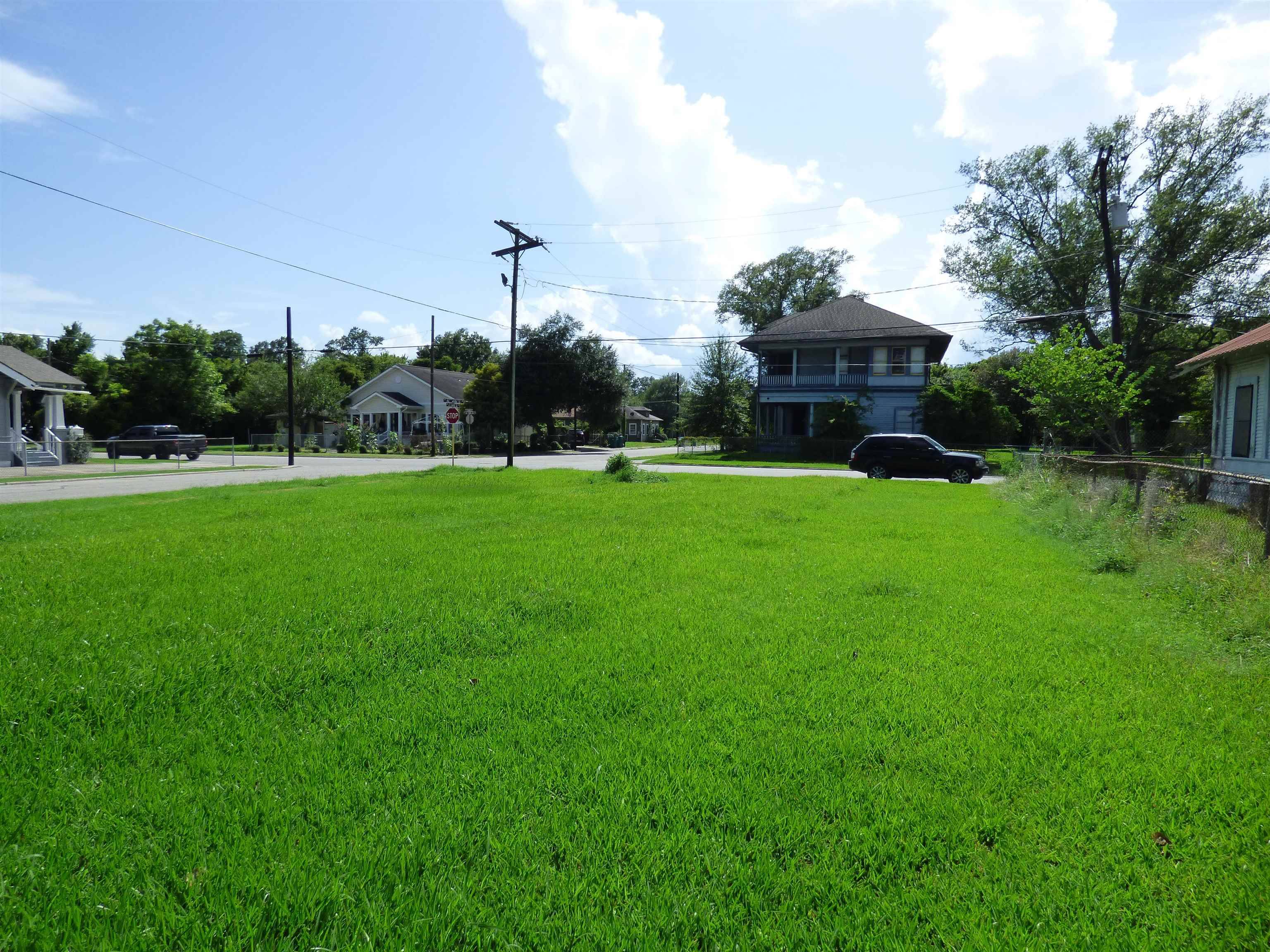 702 4th St, Orange, TX 77630