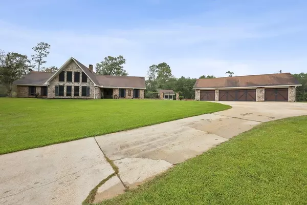 537 County Road 717, Buna, TX 77612