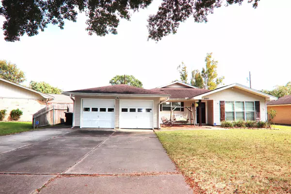 3107 Moor Dr, Nederland, TX 77627