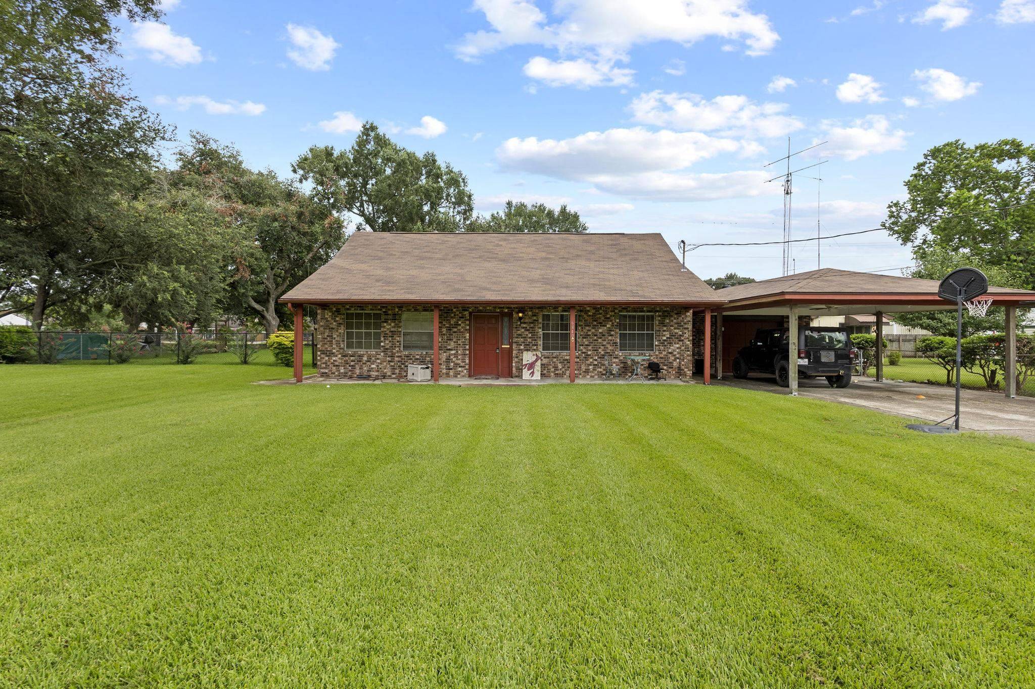 6840 Hansen Street, Groves, TX 77619