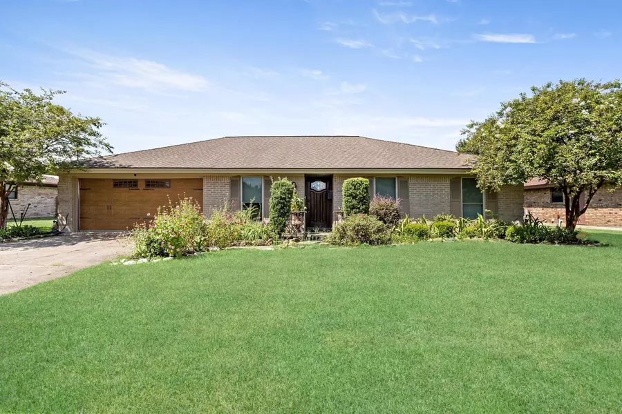 1140 Arthur St, Bridge City, TX 77611