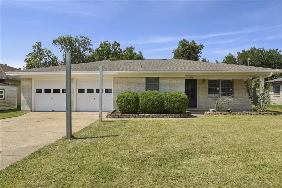 2733 2nd Ave, Groves, TX 77619