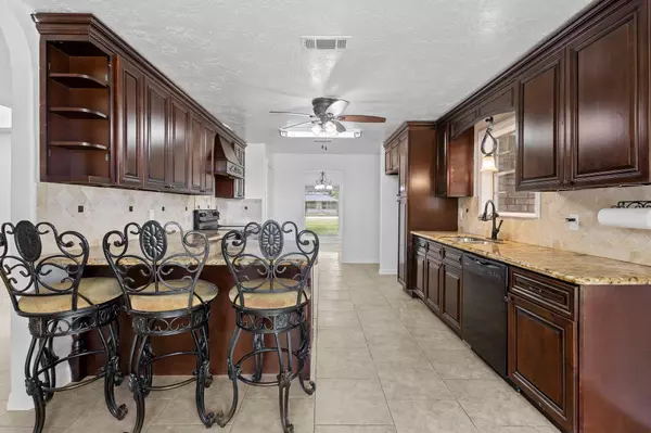 Groves, TX 77619,6281 25th st