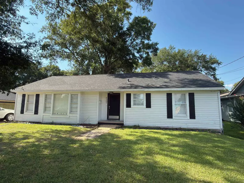 6301 32nd St, Groves, TX 77619