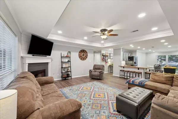 Groves, TX 77619,6158 Adams