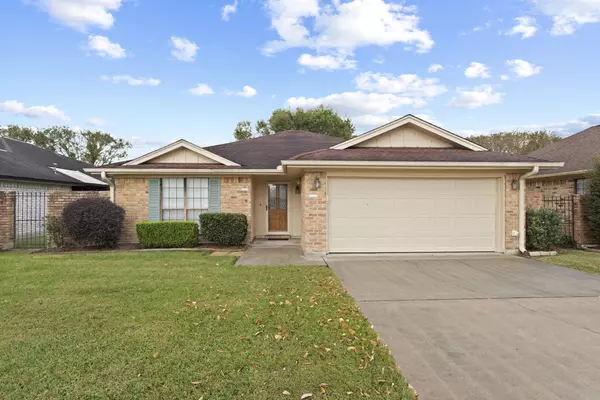 323 Castle Dr., Port Neches, TX 77651