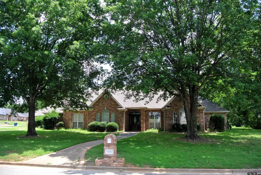 1300 Purdue Drive, Jacksonville, TX 75766