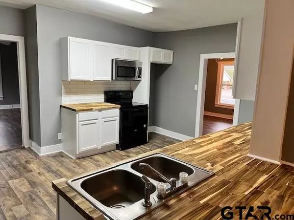 Frankston, TX 75763,460 W Pine St