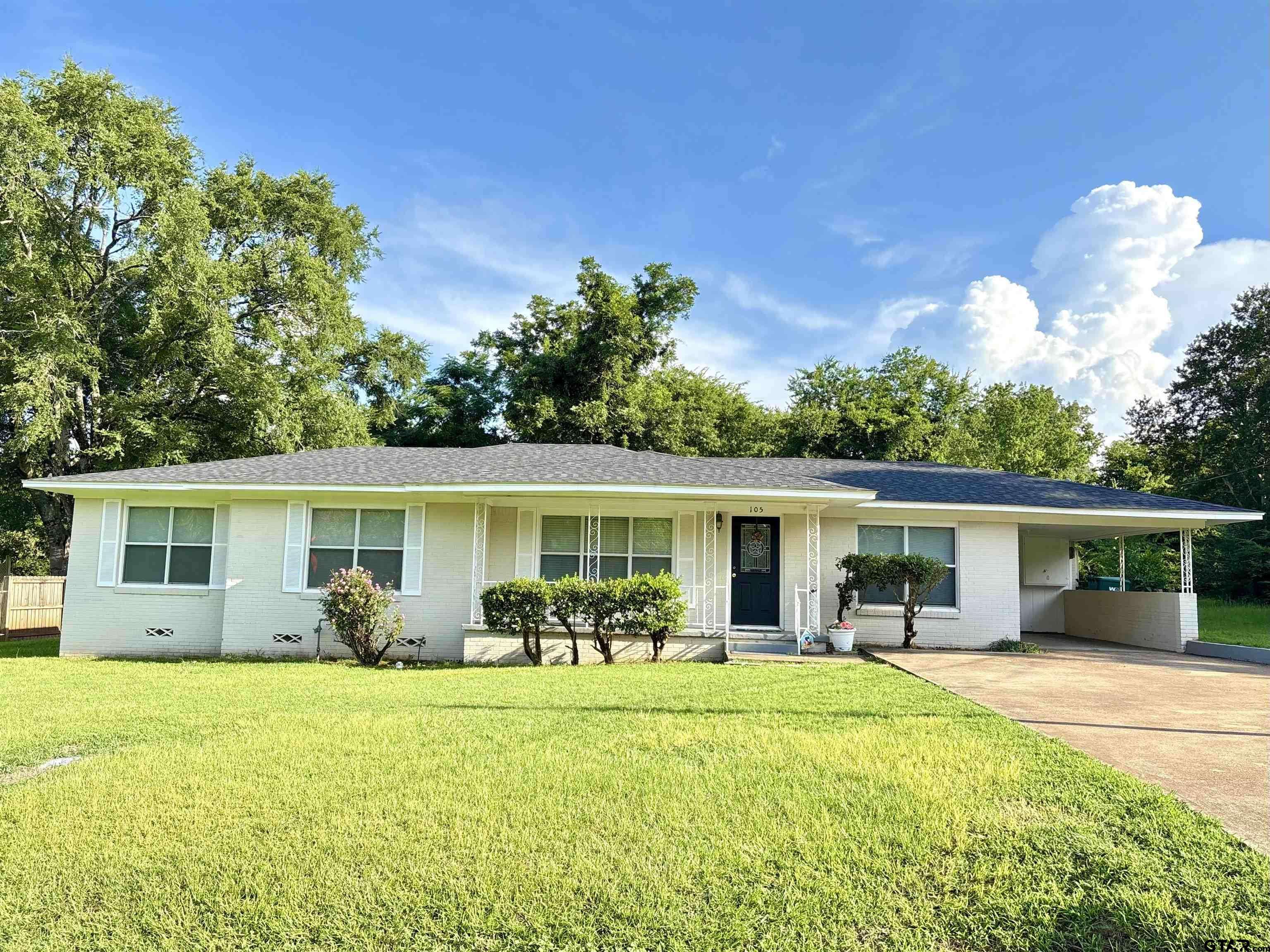 105 Calloway Dr, Hughes Springs, TX 75656