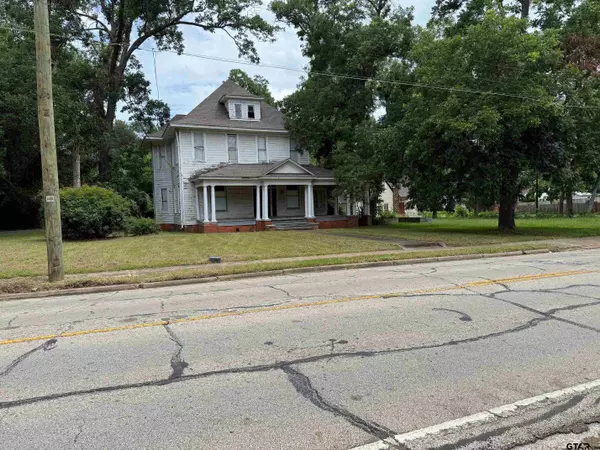 906 E Houston Avenue, Crockett, TX 75835