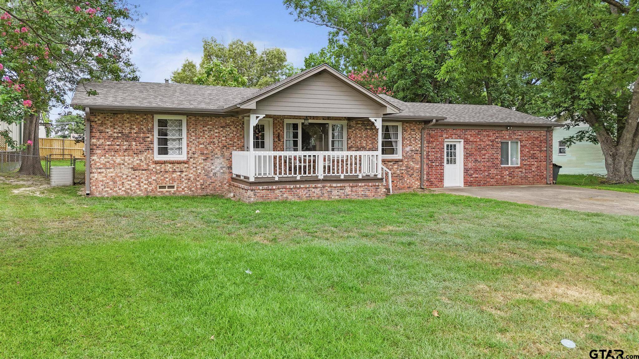 409 W South St, Lindale, TX 75771