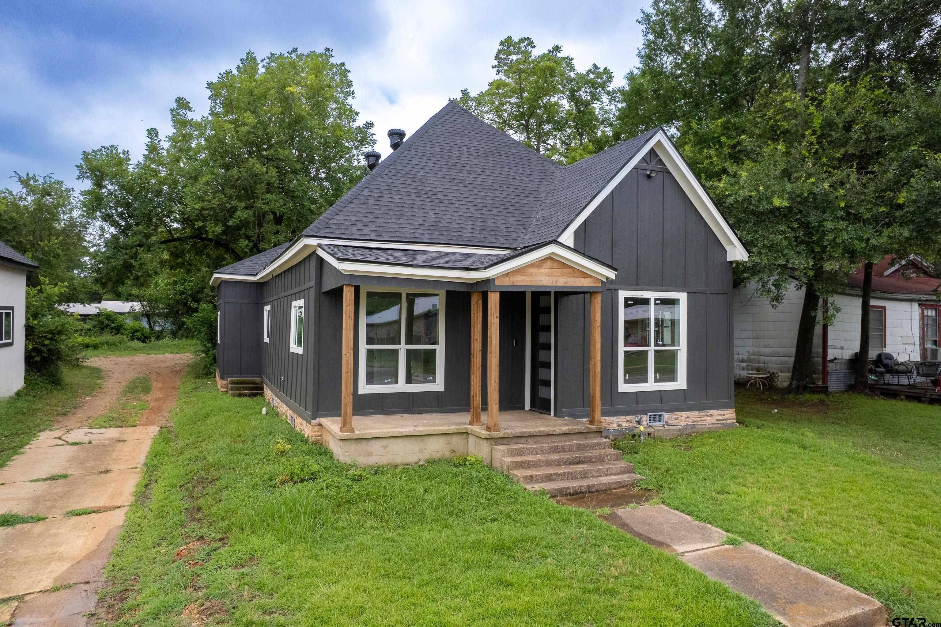 1279 Bonham St., Paris, TX 75460