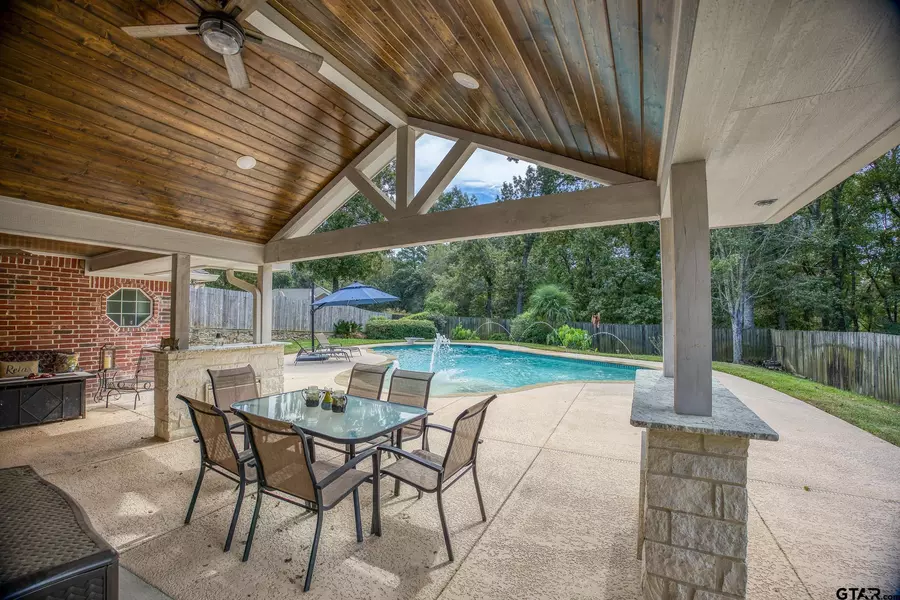 402 Shadow Wood Dr, Palestine, TX 75801