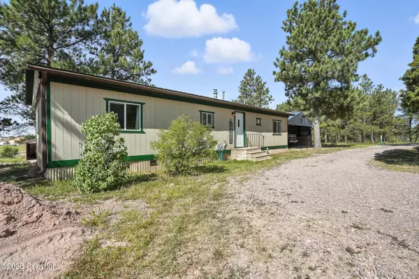 8 Moore Ln, Newcastle, WY 82701