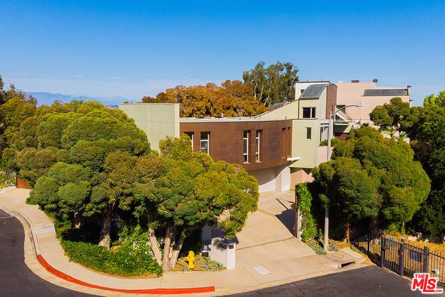 Los Angeles, CA 90049,12542 STONEY LN