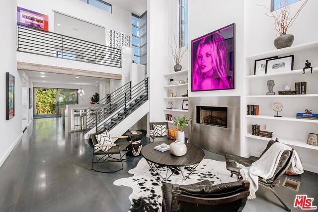 West Hollywood, CA 90069,912 N WEST KNOLL DR