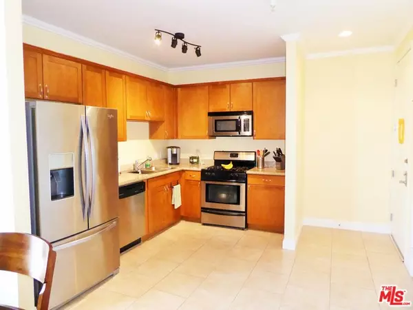 North Hollywood, CA 91605,6938 N LAUREL CANYON #302