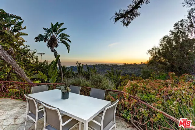 3193 BENEDICT CANYON DR, Beverly Hills, CA 90210