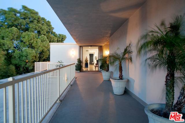 West Hollywood, CA 90069,850 N KINGS RD #PH