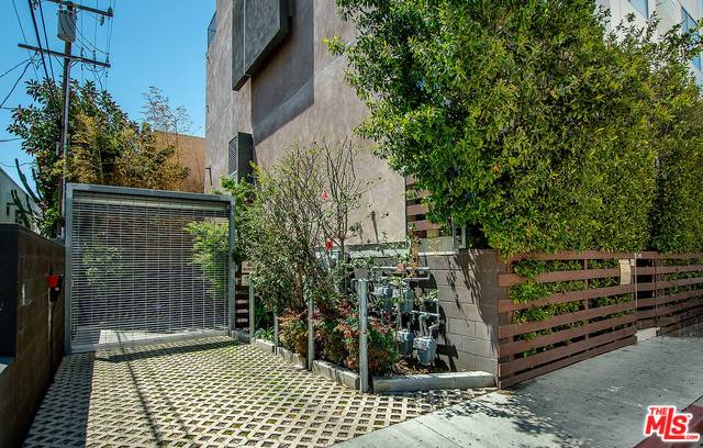 West Hollywood, CA 90046,950 N ORANGE GROVE AVE #1