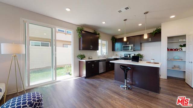 Los Angeles, CA 90047,11821 Genoa WAY