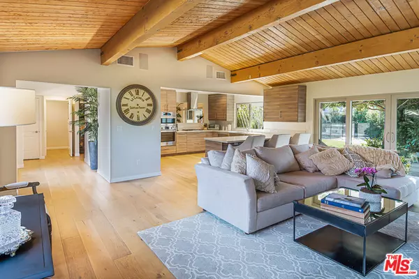 Woodland Hills, CA 91367,23300 OSTRONIC DR
