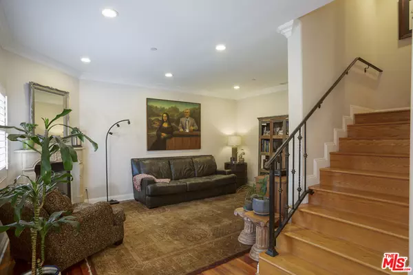 Valley Village, CA 91607,5255 HERMITAGE AVE #102