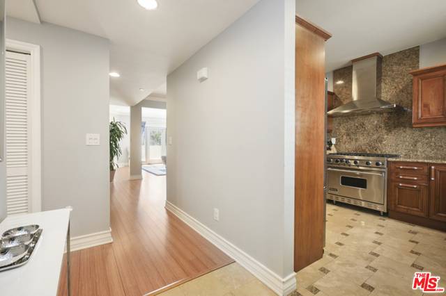 West Hollywood, CA 90048,118 S Clark Dr #PH2